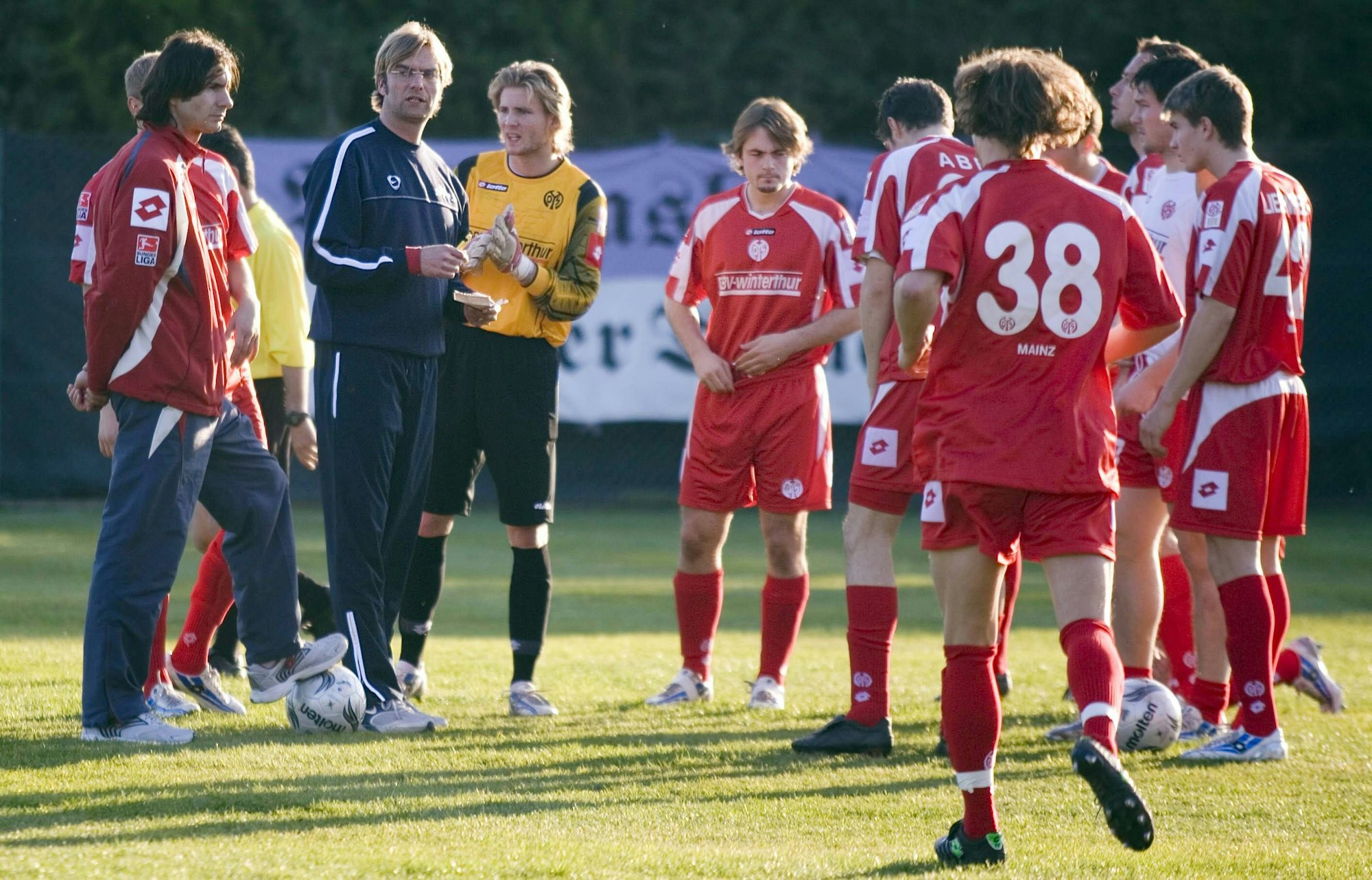 Bildnummer: 01882406 Datum: 09.01.2006 Copyright: imago/Hoch Zwei/Schupfner
Nachdenkliche Mannschaftsbesprechung Mainz, v.li.: Co Trainer Zeljko Buvac, Trainer Jürgen Klopp, Torwart Jonas Sela und Stefan Markolf; FSV Mainz 05, Vdig, quer, Coach, Assistent, Assistenztrainer, Torhüter, Keeper, nachdenklich, Besprechung Saison 2005/2006, Vorbereitung, Testspiel, Test, Trainingslager, Trainingsquartier, Winterpause Vale do Garrao Nachdenklichkeit, Fußball 1. BL Herren Mannschaft Portugal Gruppenbild pessimistisch Randmotiv Personen