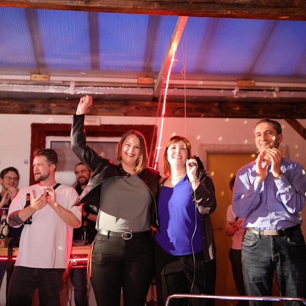Lea Reisner (links) zieht für die Kölner Linke in den Bundestag ein. Mit ihr freuen sich Nadine Mai und Direktkandidat Vedat Akter.