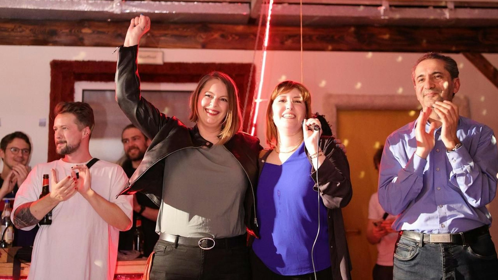 Lea Reisner (links) zieht für die Kölner Linke in den Bundestag ein. Mit ihr freuen sich Nadine Mai und Direktkandidat Vedat Akter.