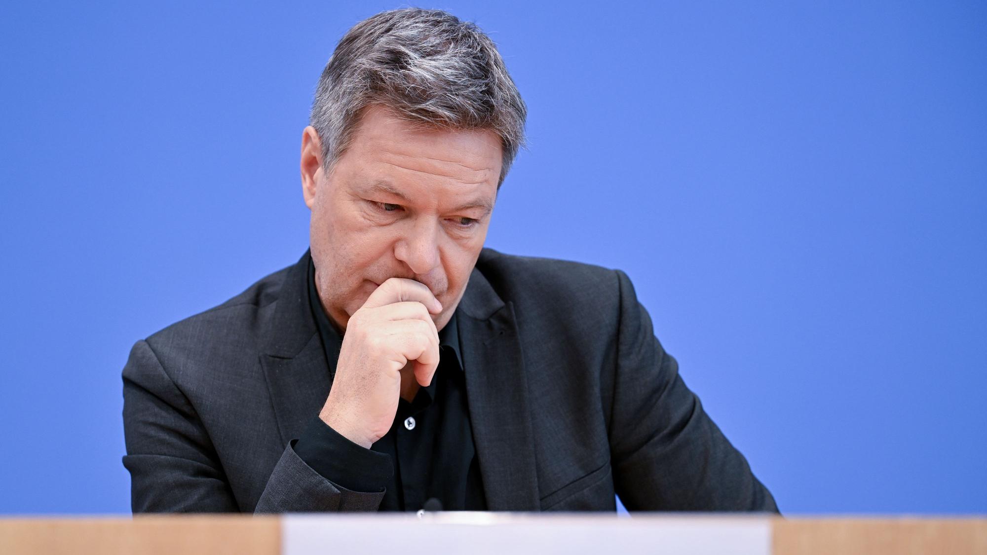 24.02.2025, Berlin: Robert Habeck (Bündnis 90/Die Grünen), Bundesminister für Wirtschaft und Klimaschutz und Kanzlerkandidat, aufgenommen im Haus der Bundespressekonferenz auf einer Pressekonferenz.