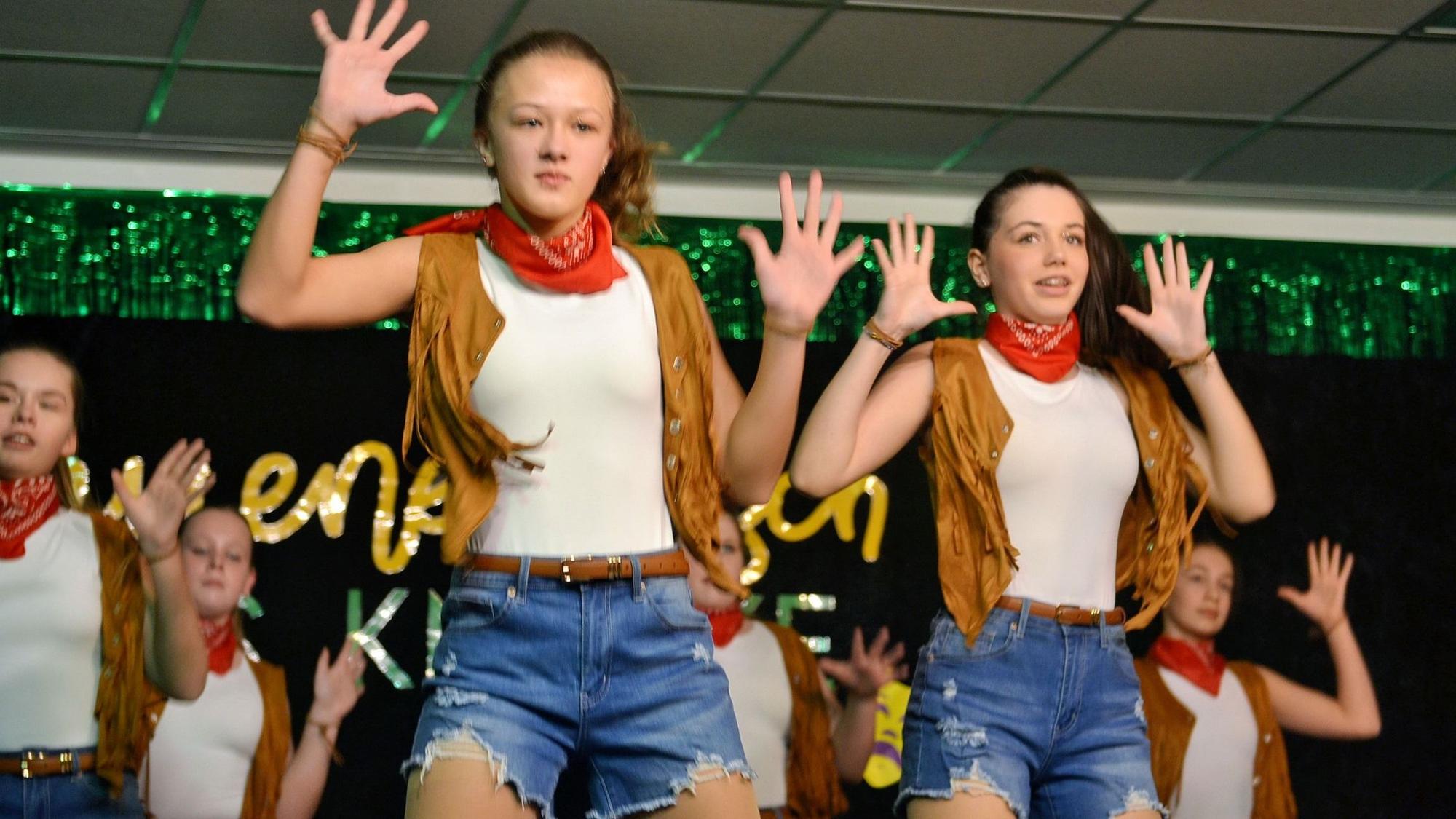 Tanzende Cowgirls zeigen auf der Karnevalsbühne ihre Choreografie.