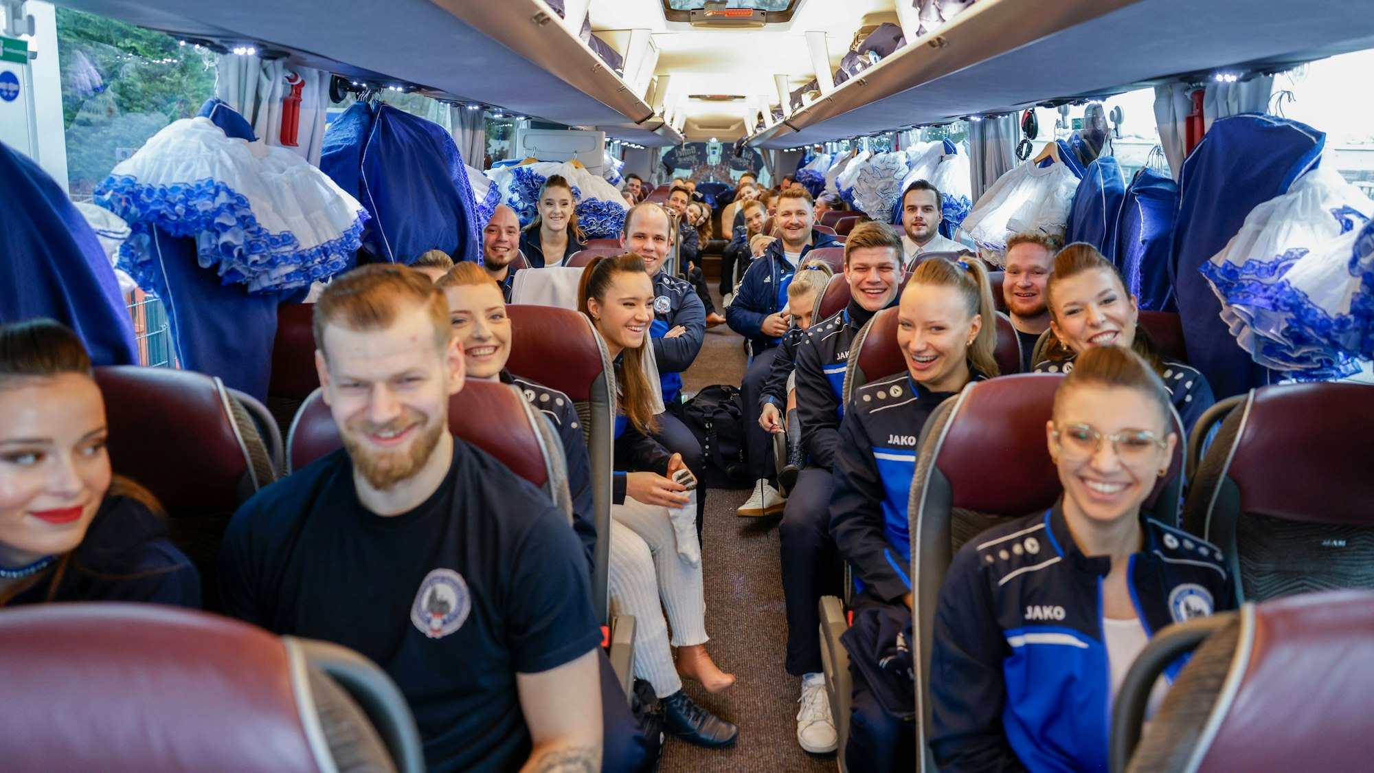 Abfahrt: Der Bus dient für die 42 Tänzerinnen und Tänzer gleichzeitig auch als Umkleidekabine zwischen den Auftritten.