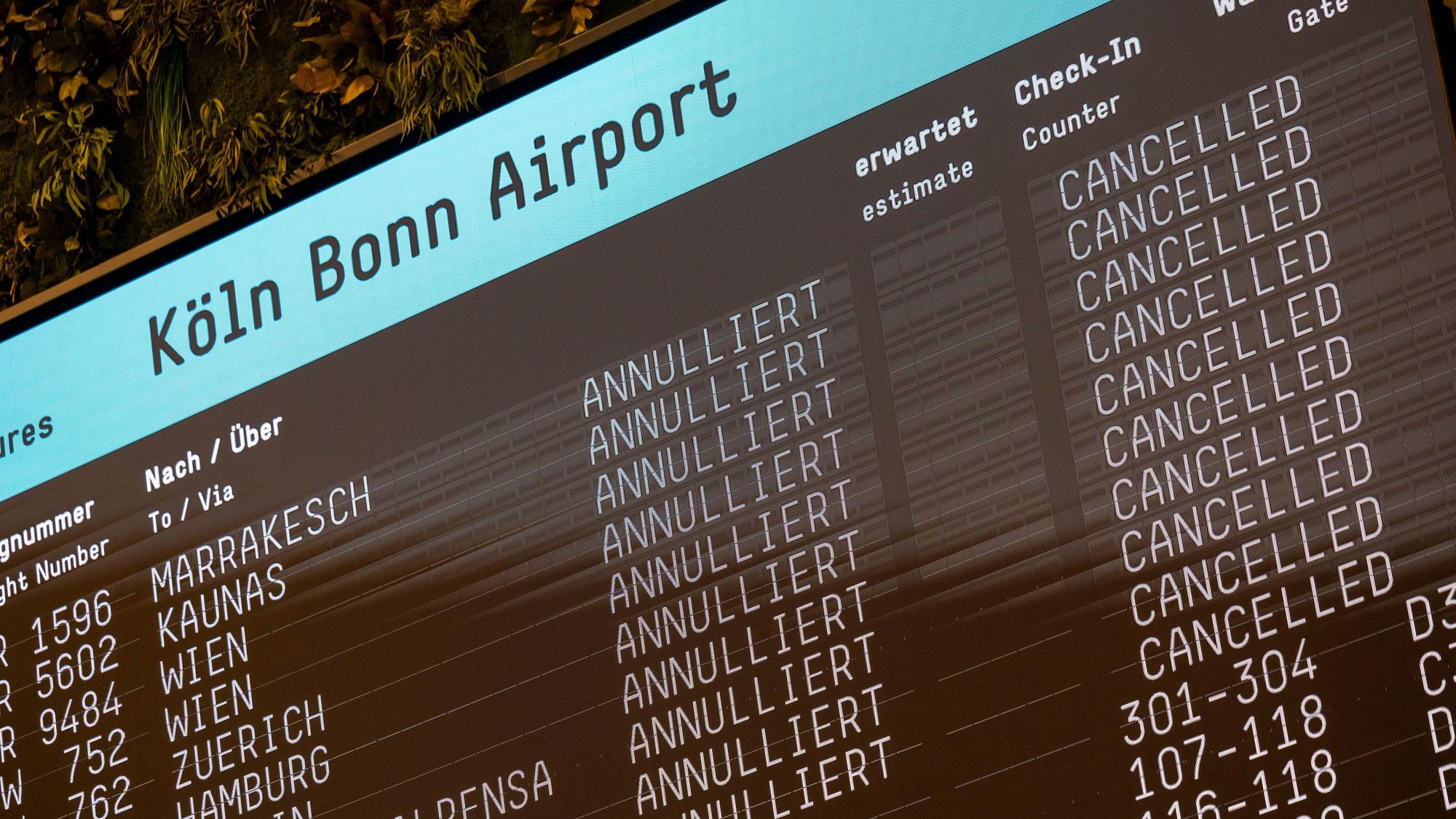 Eine Anzeige am Köln-Bonner Flughafen zeigt Flugausfälle an. (Symbolbild)