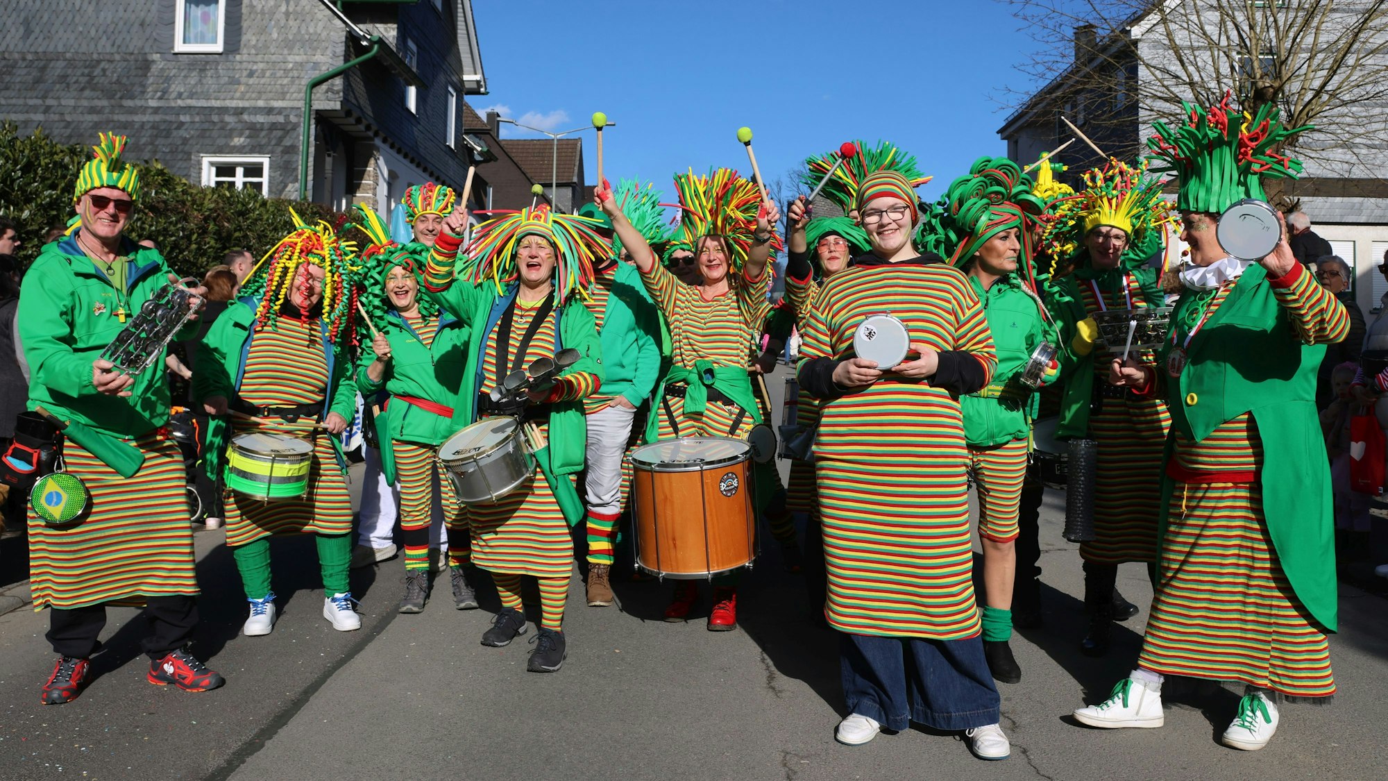 Eine Karnevalsgruppe bei einem Zug verkleidet als Samba-Tänzer.