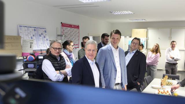 Norbert Röttgen verfolgt am Wahlabend zusammen mit Parteifreunden aus der CDU die Hochrechnungen zur Bundestagswahl.