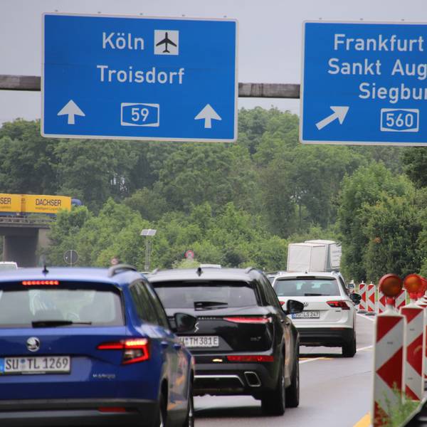 Eine Autobahnauffahrt, bei der eine Spur gesperrt ist