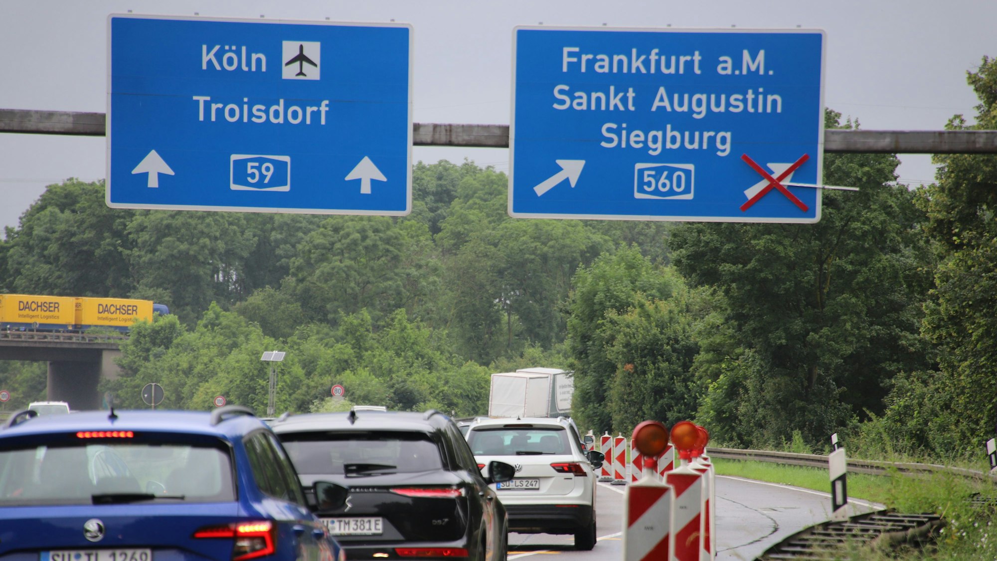 Eine Autobahnauffahrt, bei der eine Spur gesperrt ist