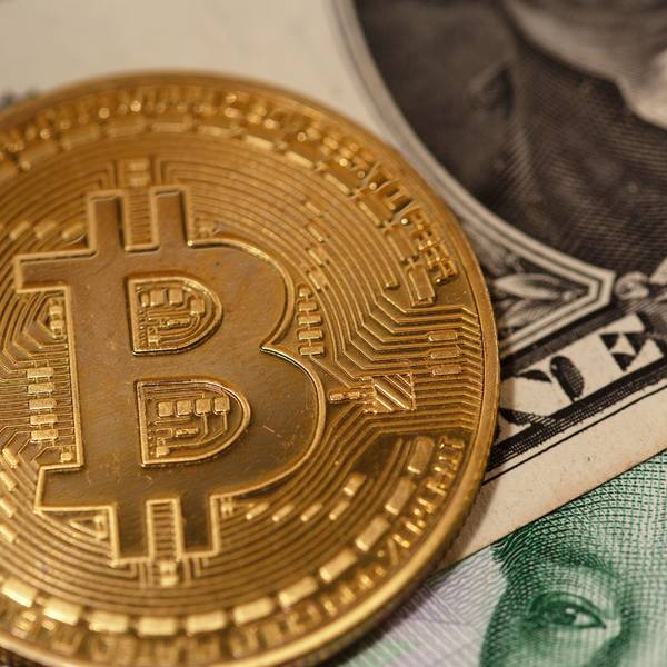 Eine goldene Bitcoin-Münze liegt auf Banknoten verschiedener Währungen. Bitcoin hat seit seinem Allzeithoch zum Amtsantritt von US-Präsident Donald Trump fast 20 Prozent an Wert in US-Dollar verloren.
