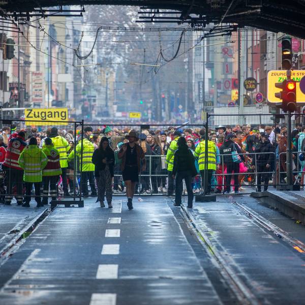 Blick auf die Zülpicher Straße in Köln. Ordnungskräfte sichern den Zugang zur Feiermeile.(Archivfoto)
