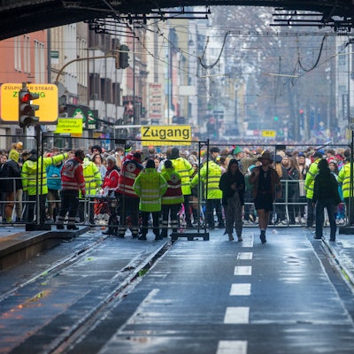 Blick auf die Zülpicher Straße in Köln. Ordnungskräfte sichern den Zugang zur Feiermeile.(Archivfoto)
