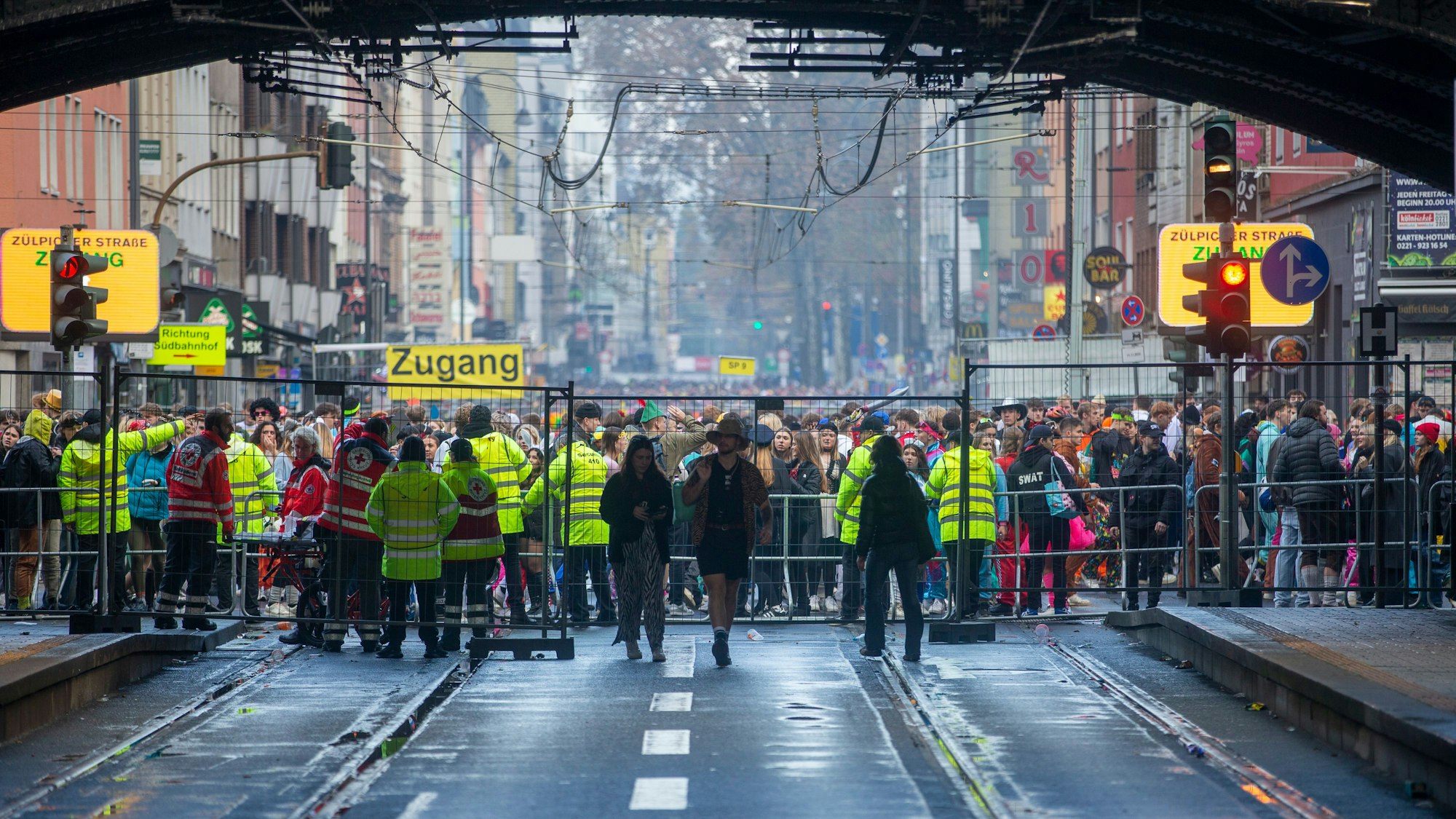 Blick auf die Zülpicher Straße in Köln. Ordnungskräfte sichern den Zugang zur Feiermeile.(Archivfoto)