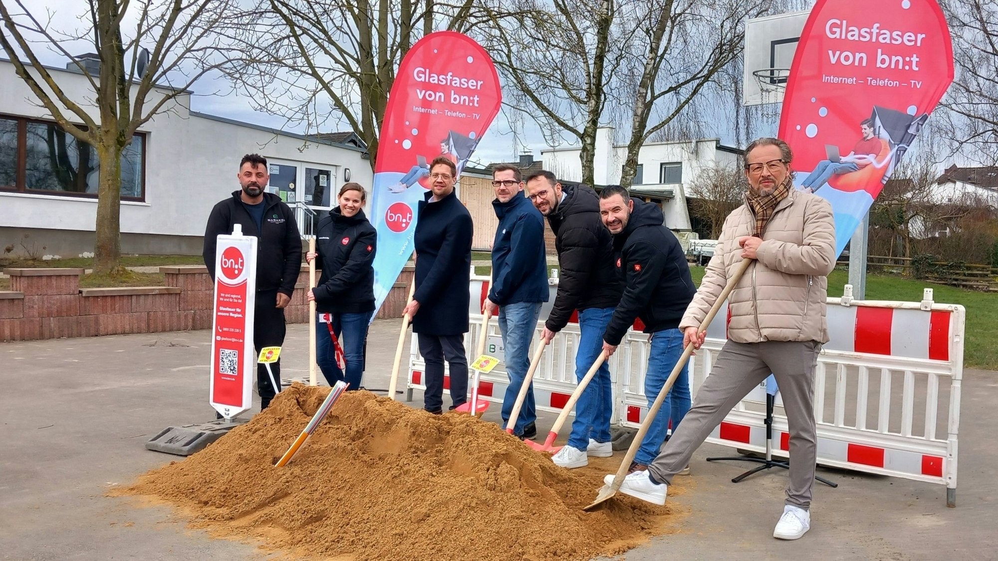 Spatenstich für die Glasfaserhauptleitung in Wachtberg-Werthhoven. Von links: Ismail Basakci, Barbara Gardner, Swen Christian, Steffen Kömpel, Henry Horn, Nikolaos Pantios und Stefan Holighaus.