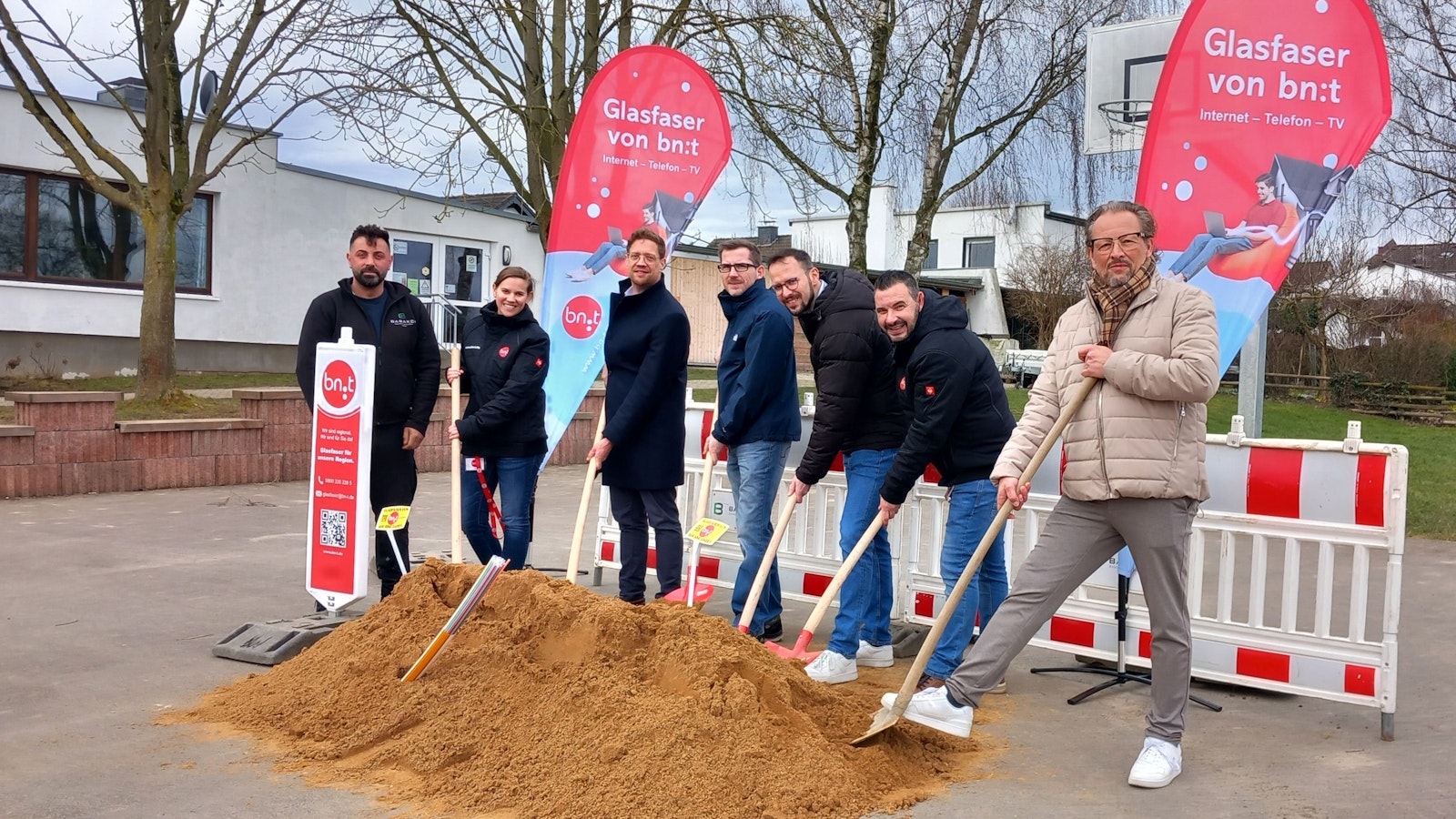 Spatenstich für die Glasfaserhauptleitung in Wachtberg-Werthhoven. Von links: Ismail Basakci, Barbara Gardner, Swen Christian, Steffen Kömpel, Henry Horn, Nikolaos Pantios und Stefan Holighaus.