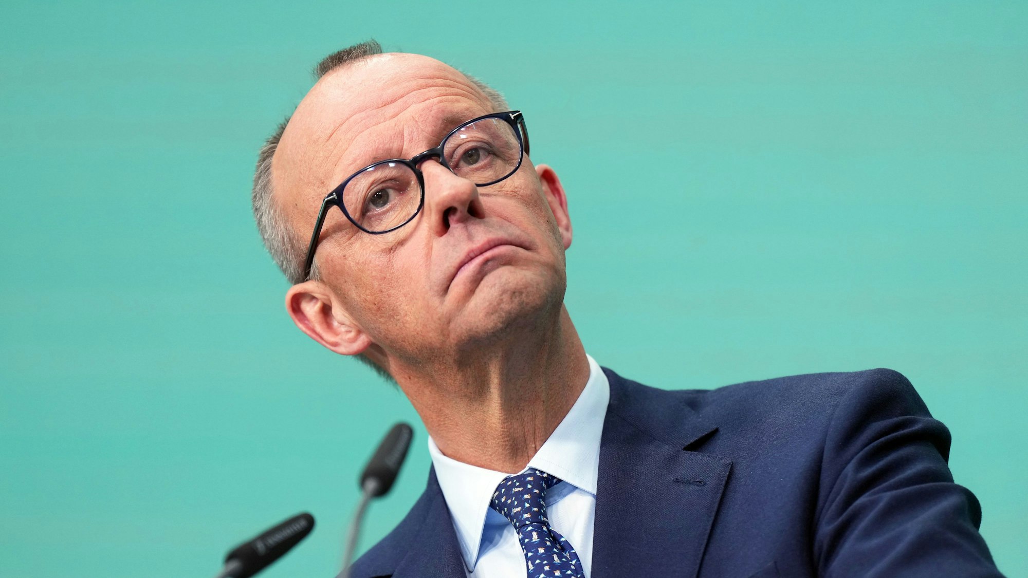 24.02.2025, Berlin: Friedrich Merz, CDU-Bundesvorsitzender und CDU/CSU-Fraktionsvorsitzender im Bundestag, reagiert während einer Pressekonferenz nach der Sitzung des CDU-Vorstands. Foto: Michael Kappeler/dpa +++ dpa-Bildfunk +++