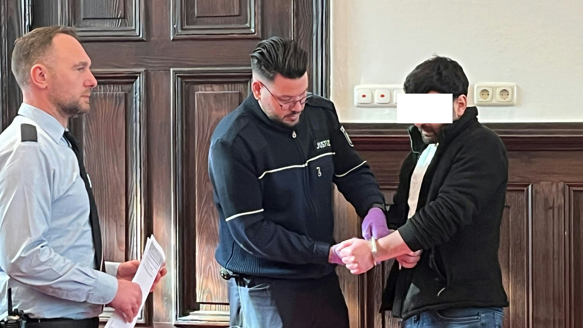 Der Angeklagte wurde in Handschellen in den Gerichtssaal geführt.