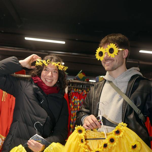 Passend zum Sessionsmotto sind Kostüme und Accessoires im Flower-Power-Look im Deiters sehr beliebt.
