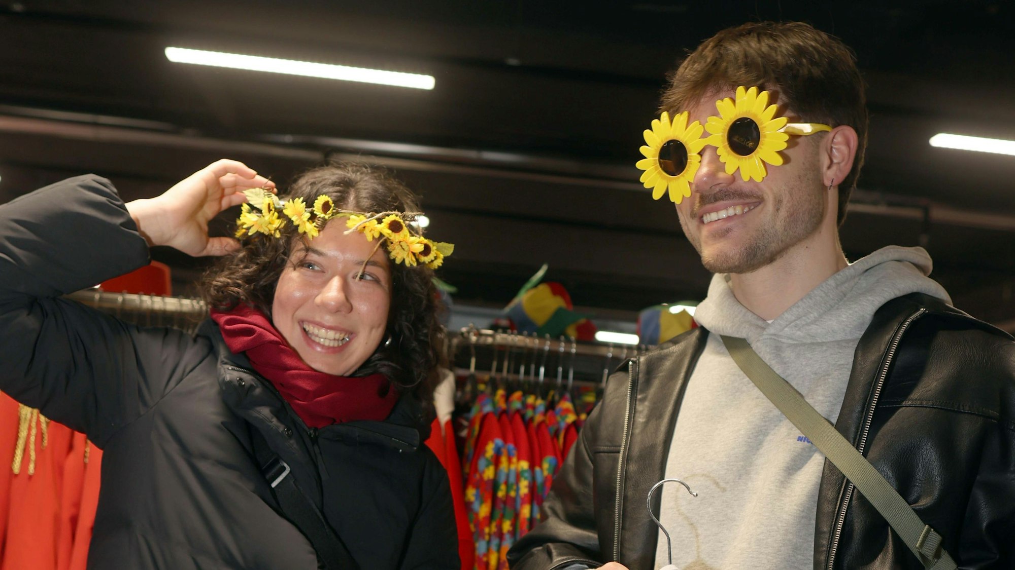 Passend zum Sessionsmotto sind Kostüme und Accessoires im Flower-Power-Look im Deiters sehr beliebt.