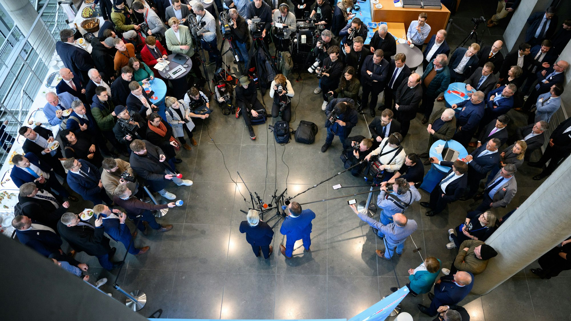 Berlin: Die wiedergewählten Fraktionsvorsitzenden der AfD, Alice Weidel und Tino Chrupalla äußern sich nach der konstituierenden Sitzung der AfD-Fraktion im Deutschen Bundestag.