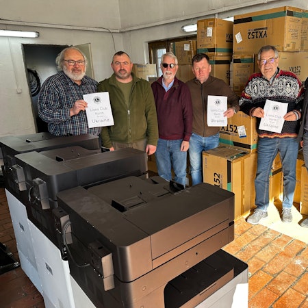 Das Foto zeigt die Absender und die Empfänger mit den Hilfsgütern.