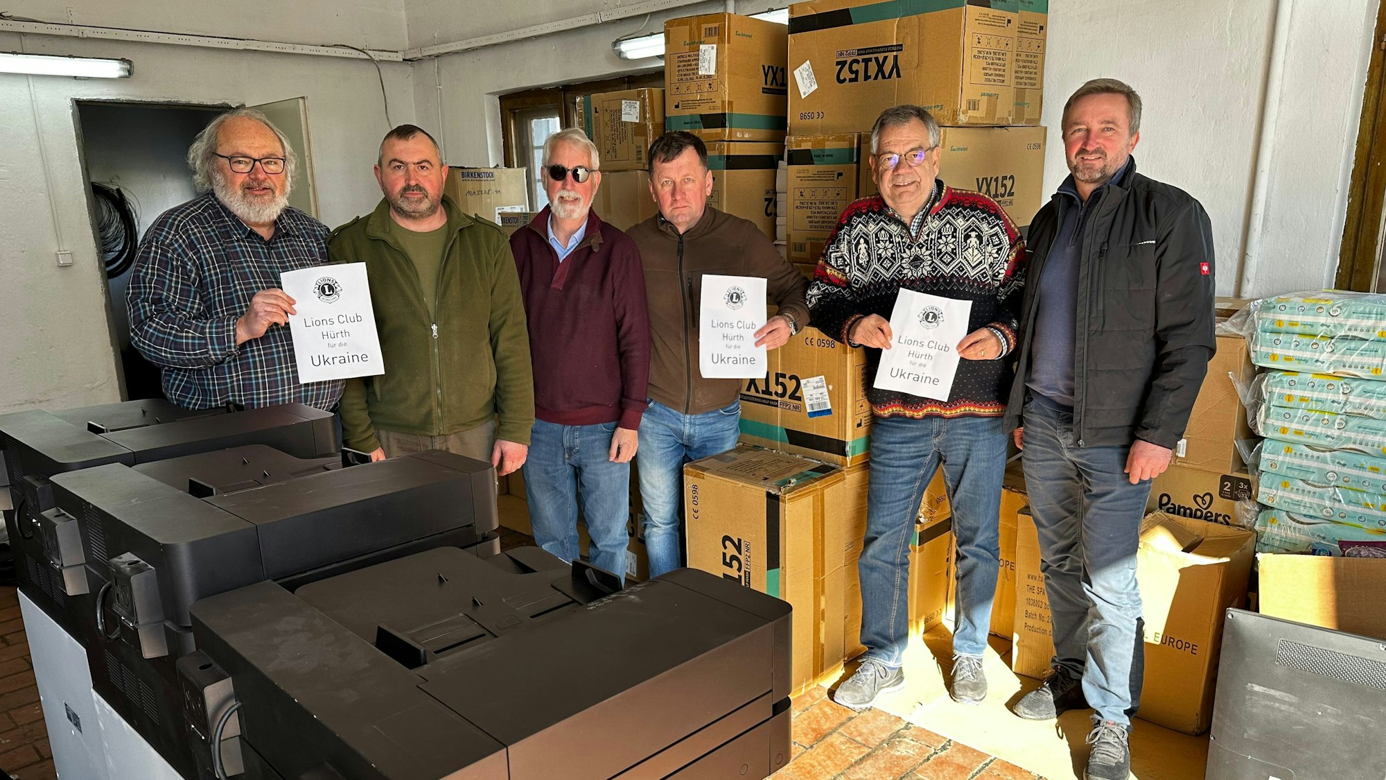 Das Foto zeigt die Absender und die Empfänger mit den Hilfsgütern.