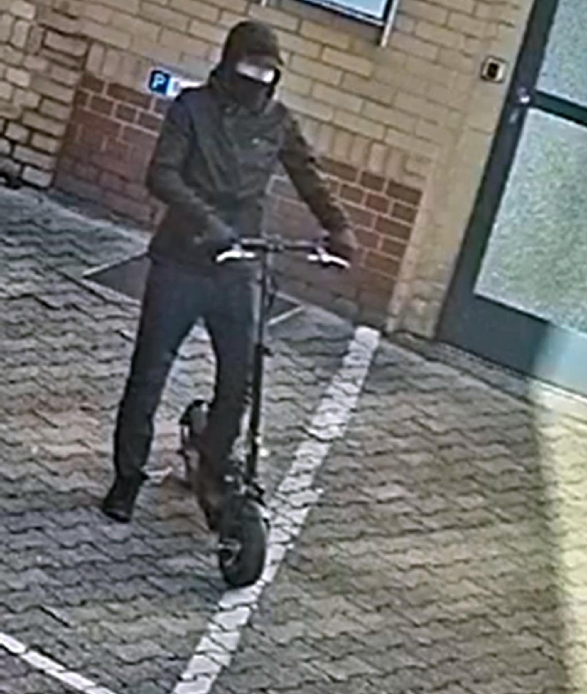 Der Tatverdächtige, der auf dem E-Scooter von der Kamera aufgenommen wurde.
