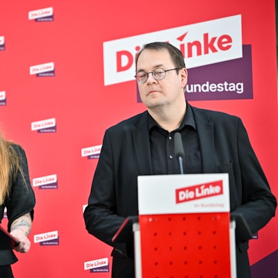 Heidi Reichinnek (Die Linke), Co-Vorsitzende der Bundestagsgruppe, und Sören Pellmann (Die Linke), Co-Vorsitzender der Bundestagsgruppe, geben vor einer Sitzung der Gruppe Die Linke ein Statement.