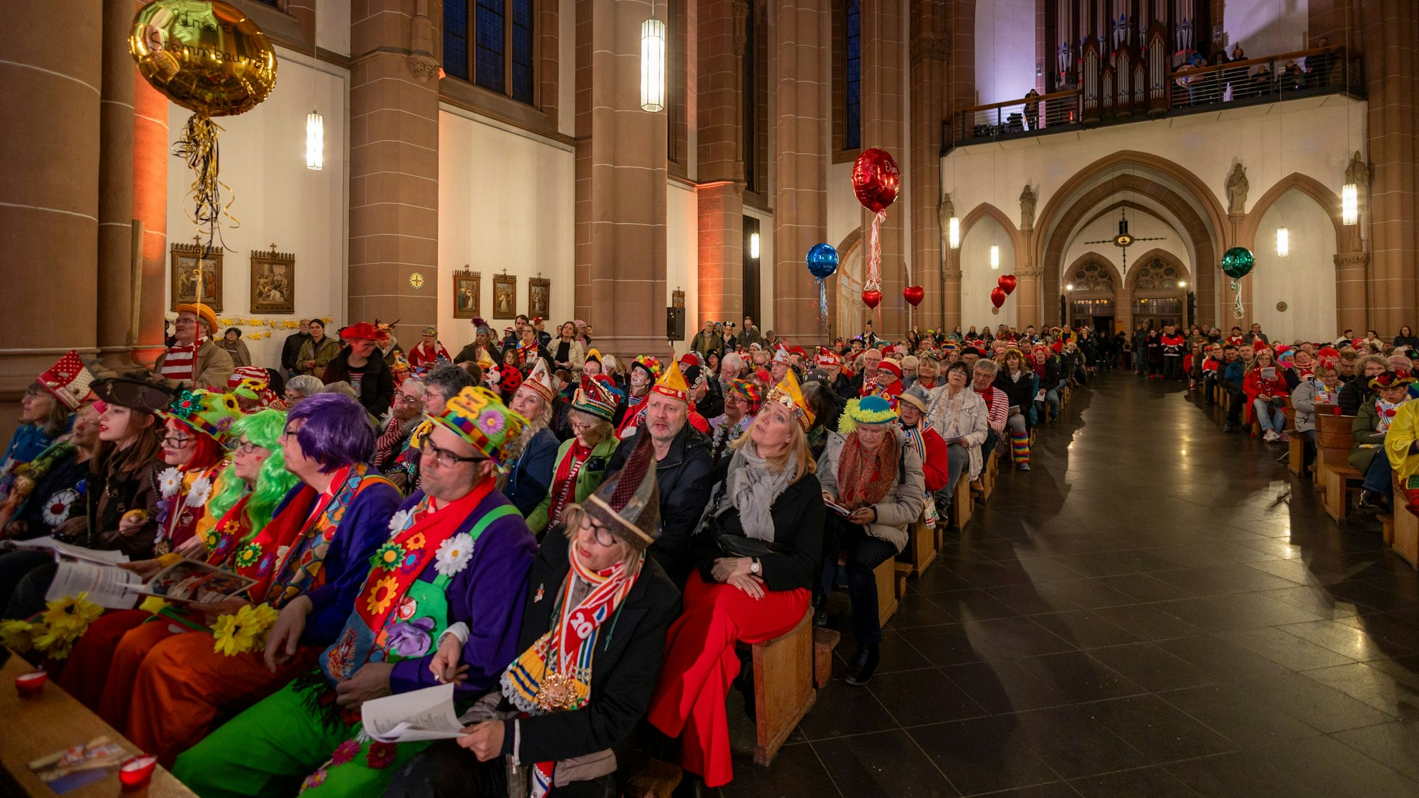 In bunten Kostümen drängten sich die Jecken auf den vollen Kirchenbänken.