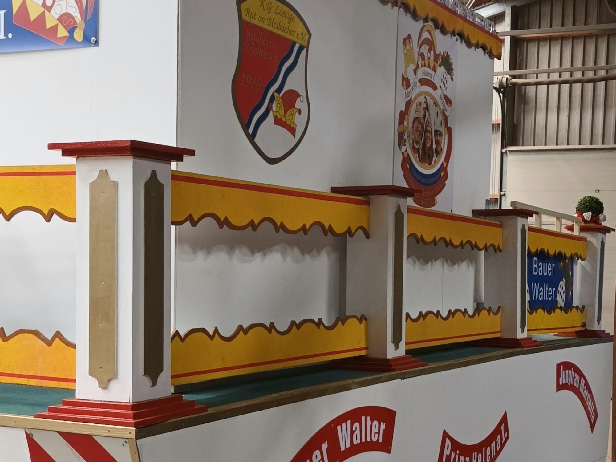 Der fertige Karnevalswagen der KG aus Mülheim-Wichterich steht in einer Halle.