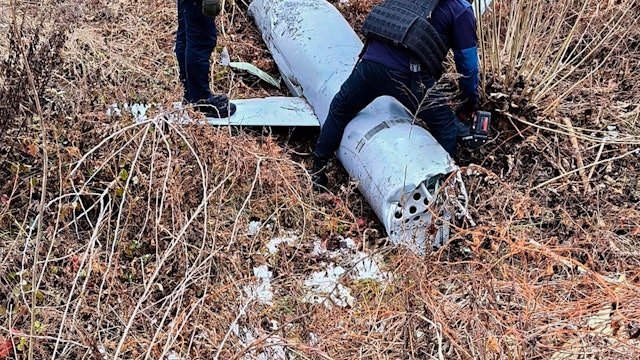 Pyrotechniker untersuchen einen russischen Marschflugkörper X-55, der über Kiew abgeschossen wurde.
