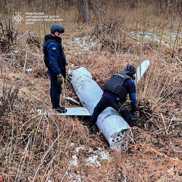 Pyrotechniker untersuchen einen russischen Marschflugkörper X-55, der über Kiew abgeschossen wurde.