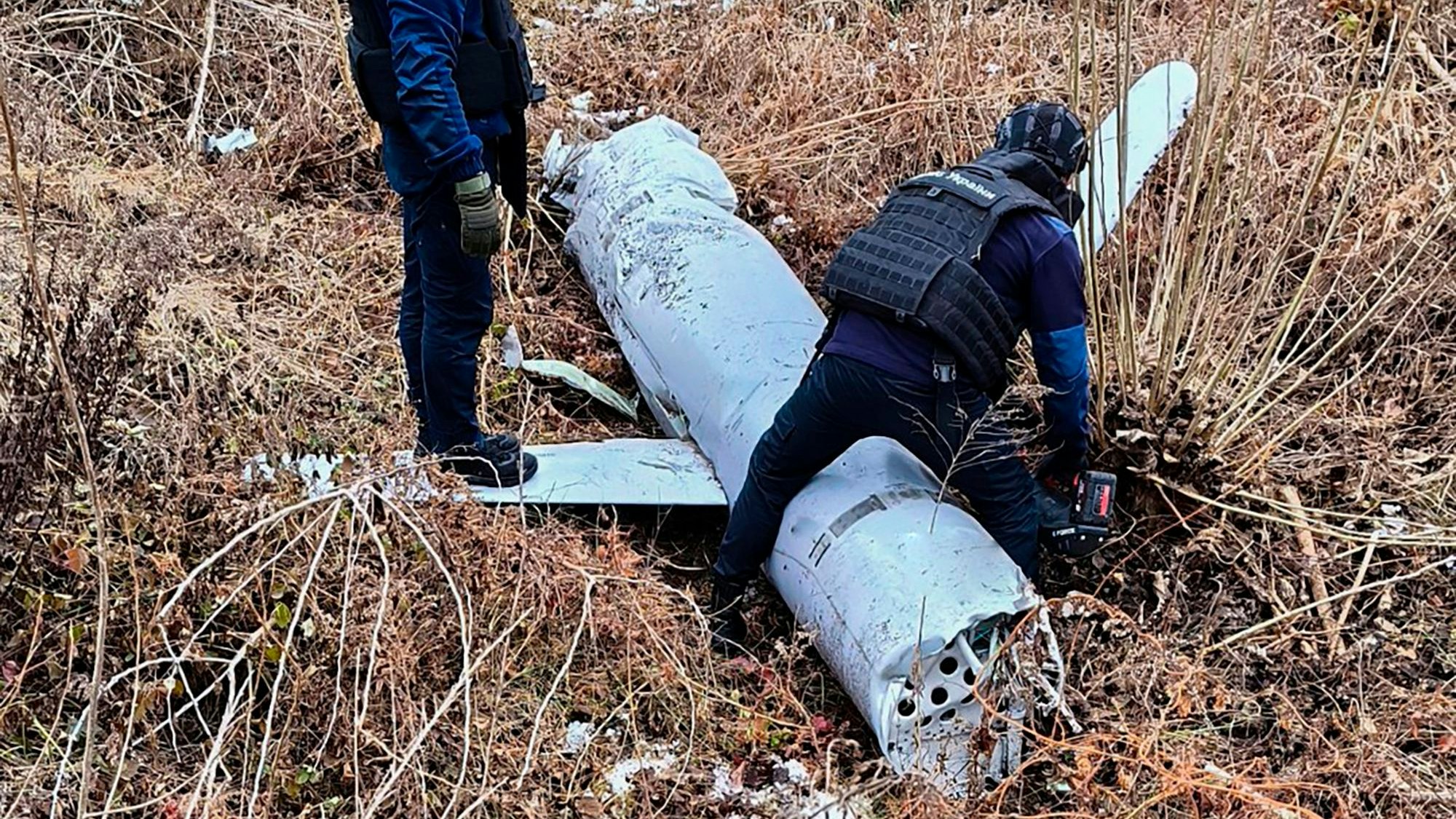 Pyrotechniker untersuchen einen russischen Marschflugkörper X-55, der über Kiew abgeschossen wurde.