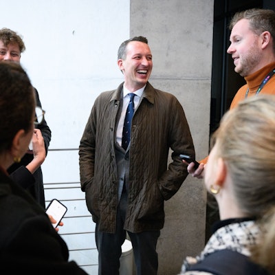 Matthias Helferich (AfD) unterhält sich am Rande der konstituierenden Sitzung der AfD-Fraktion im Deutschen Bundestag mit Journalisten.