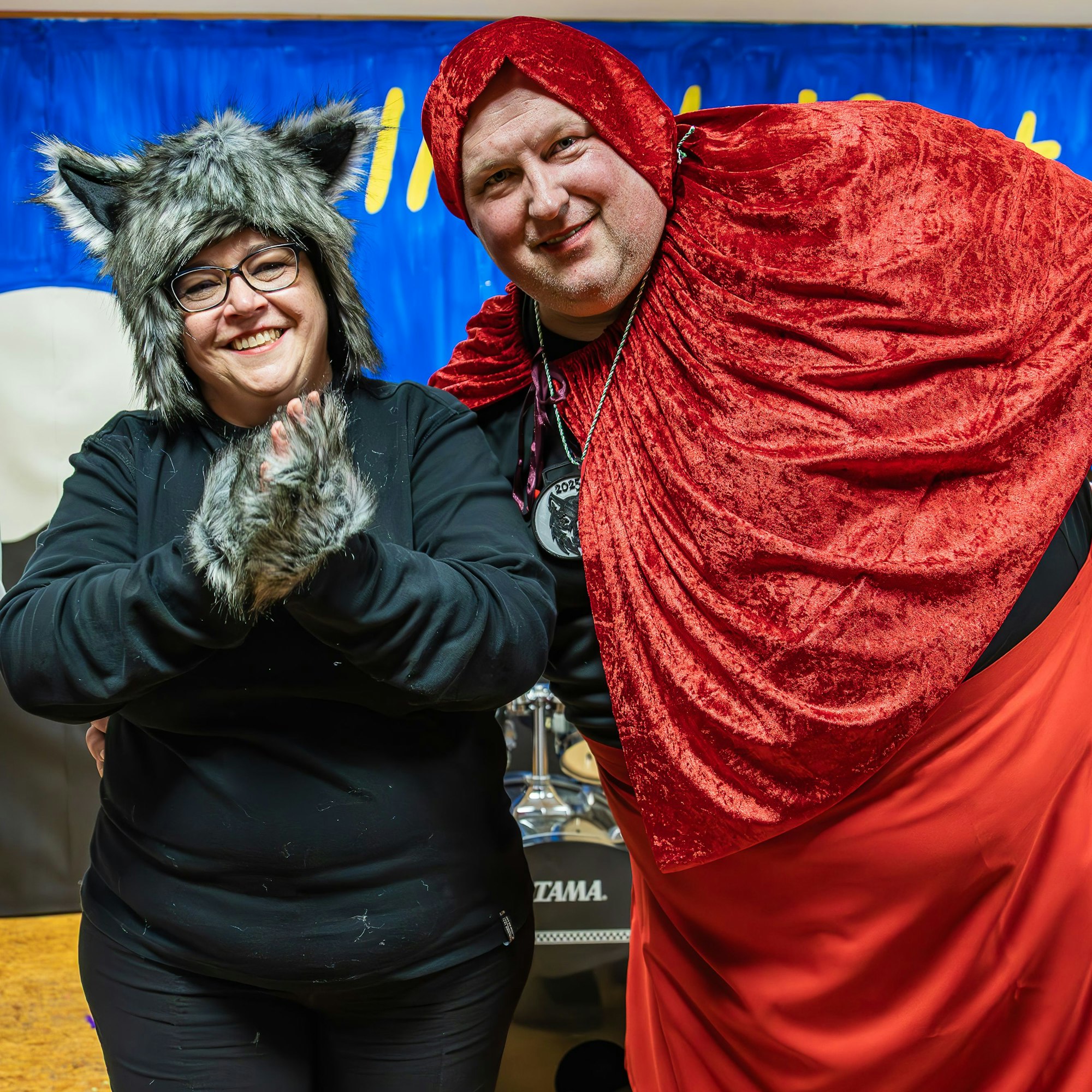 Günther Lentzen steht im Rotkäppchenkostüm neben der als Wolf verkleideten Ruth Klein.