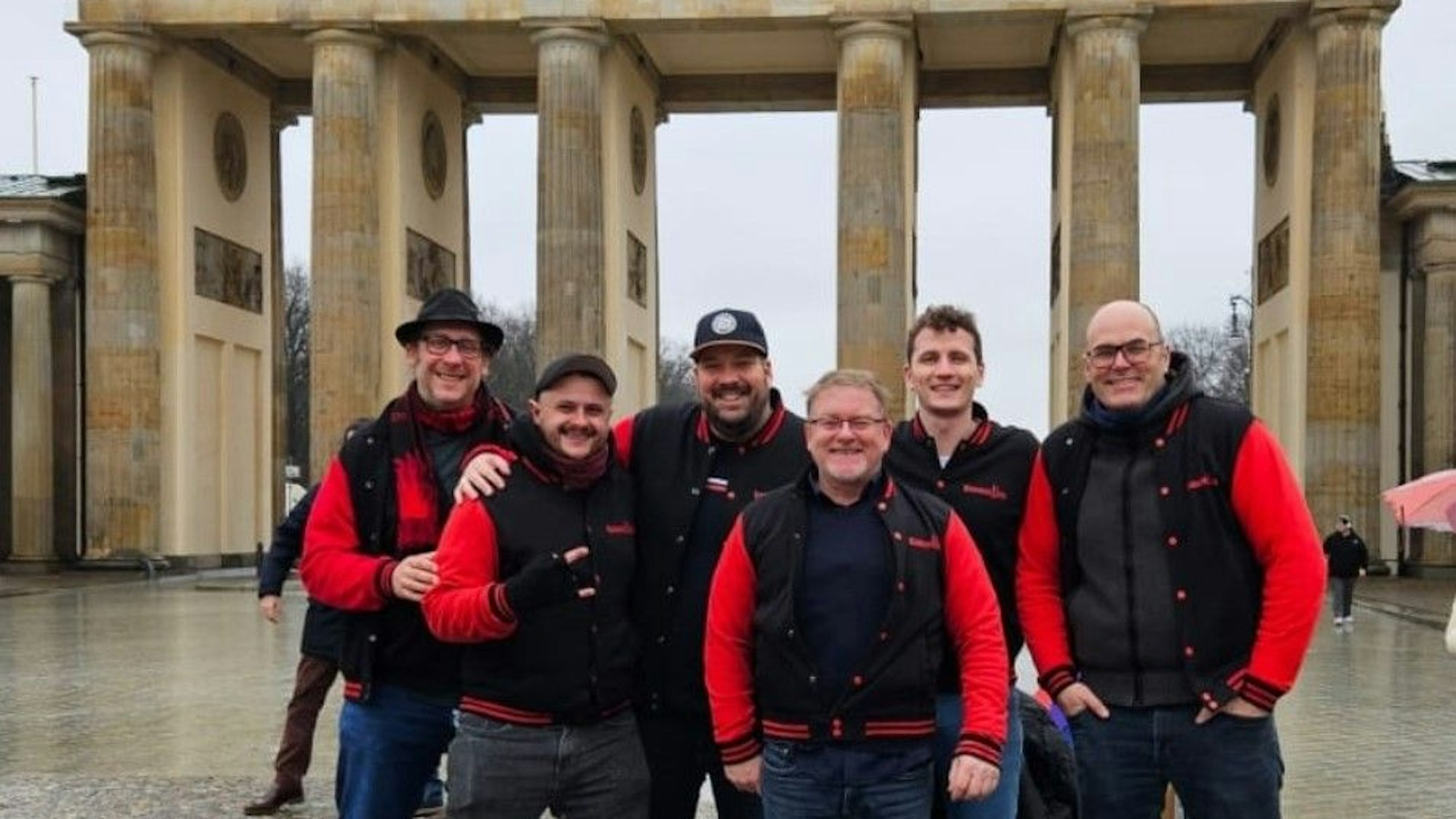 Die Flittarder Band Karnevallica vor dem Brandenburger Tor