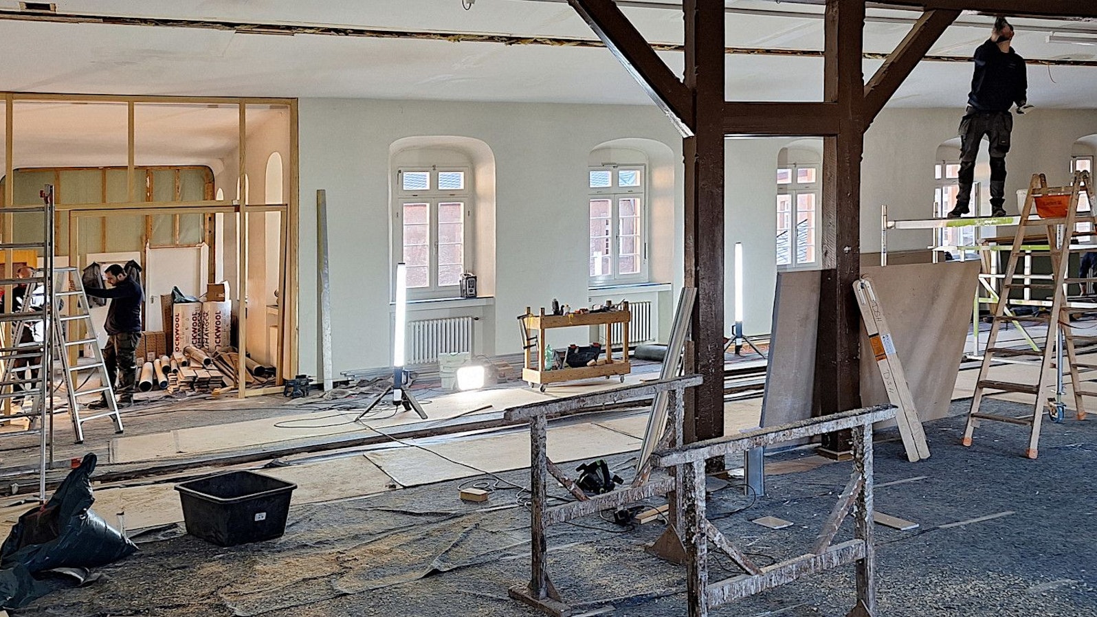 Der Hermann-Josef-Saal im Kloster Steinfeld ist eine Baustelle. Arbeitsgeräte und Material sind im gesamten Raum verteilt.
