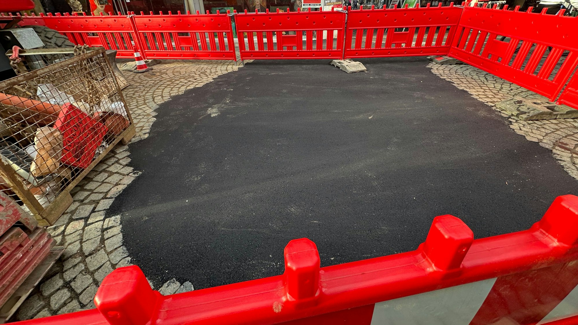 Nach Beendigung der Arbeiten wird das Loch erst einmal provisorisch verschlossen.