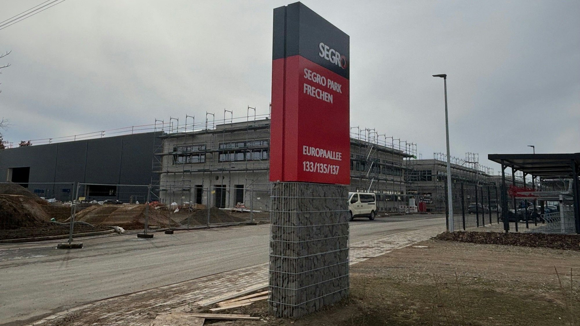 Auf dem Bild ist die Baustelle des Segro Parks und ein Firmenschild zu sehen.
