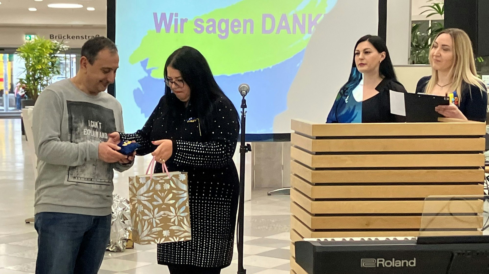 Igor Prudkov wird von Valentyna Butulay bei einer Danksagungsveranstaltung in Gummersbach für seine Ukrainehilfe geehrt.