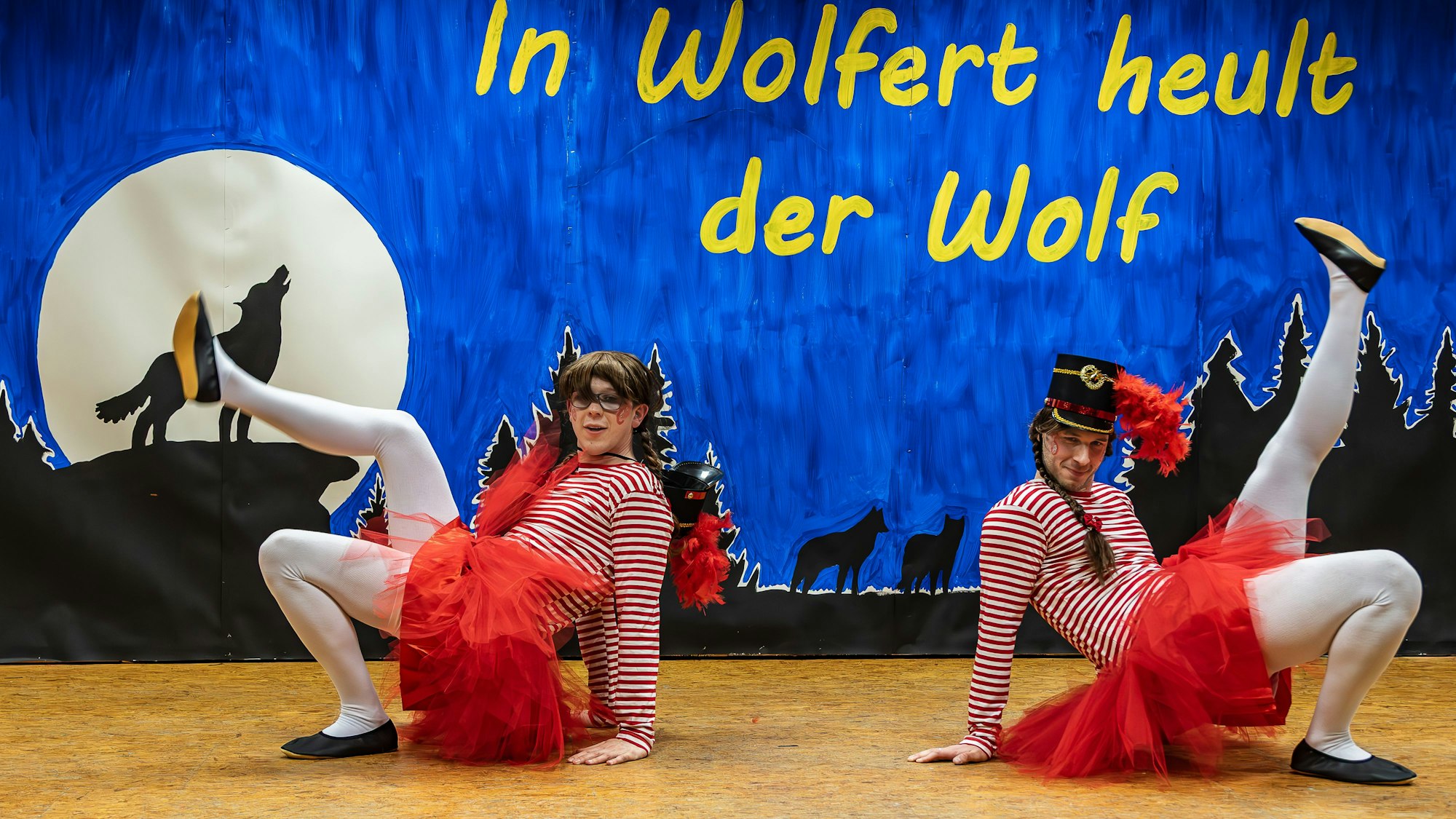 Die beiden Akteure in weißen Strumpfhosen, roten Tutus und Ringelshirts tanzen auf einer Bühne.