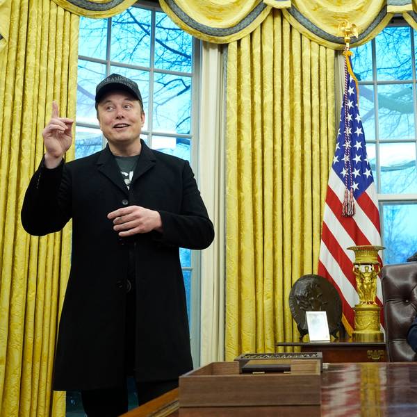Das Bild zeigt US-Präsident Donald Trump und Elon Musk bei einer Begegnung im Oval Office des Weißen Haus.