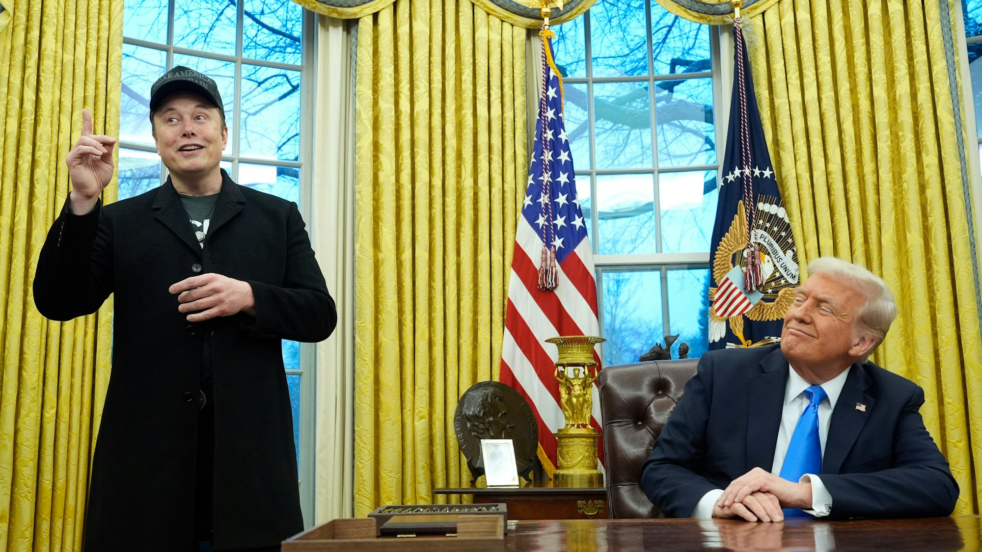 Das Bild zeigt US-Präsident Donald Trump und Elon Musk bei einer Begegnung im Oval Office des Weißen Haus.