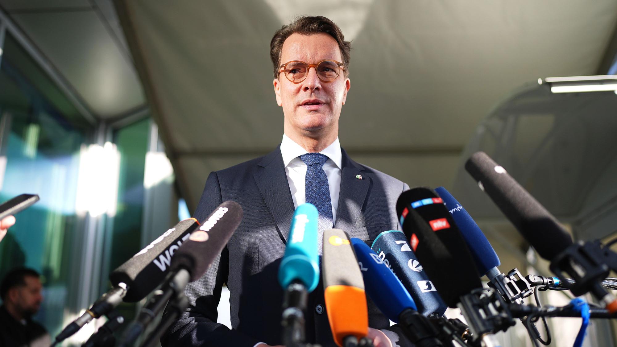Hendrik Wüst gibt vor der CDU-Präsidiumssitzung ein Statement.