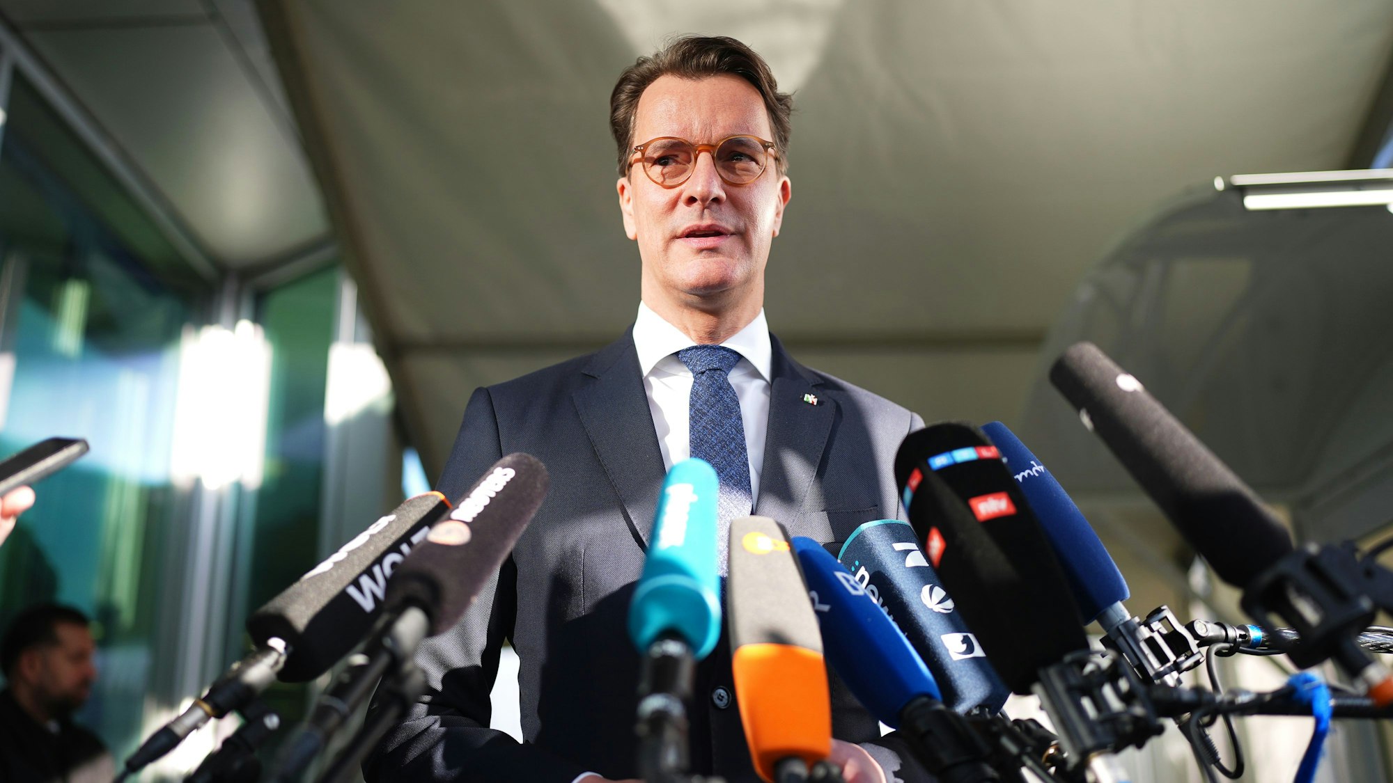 Hendrik Wüst gibt vor der CDU-Präsidiumssitzung ein Statement.