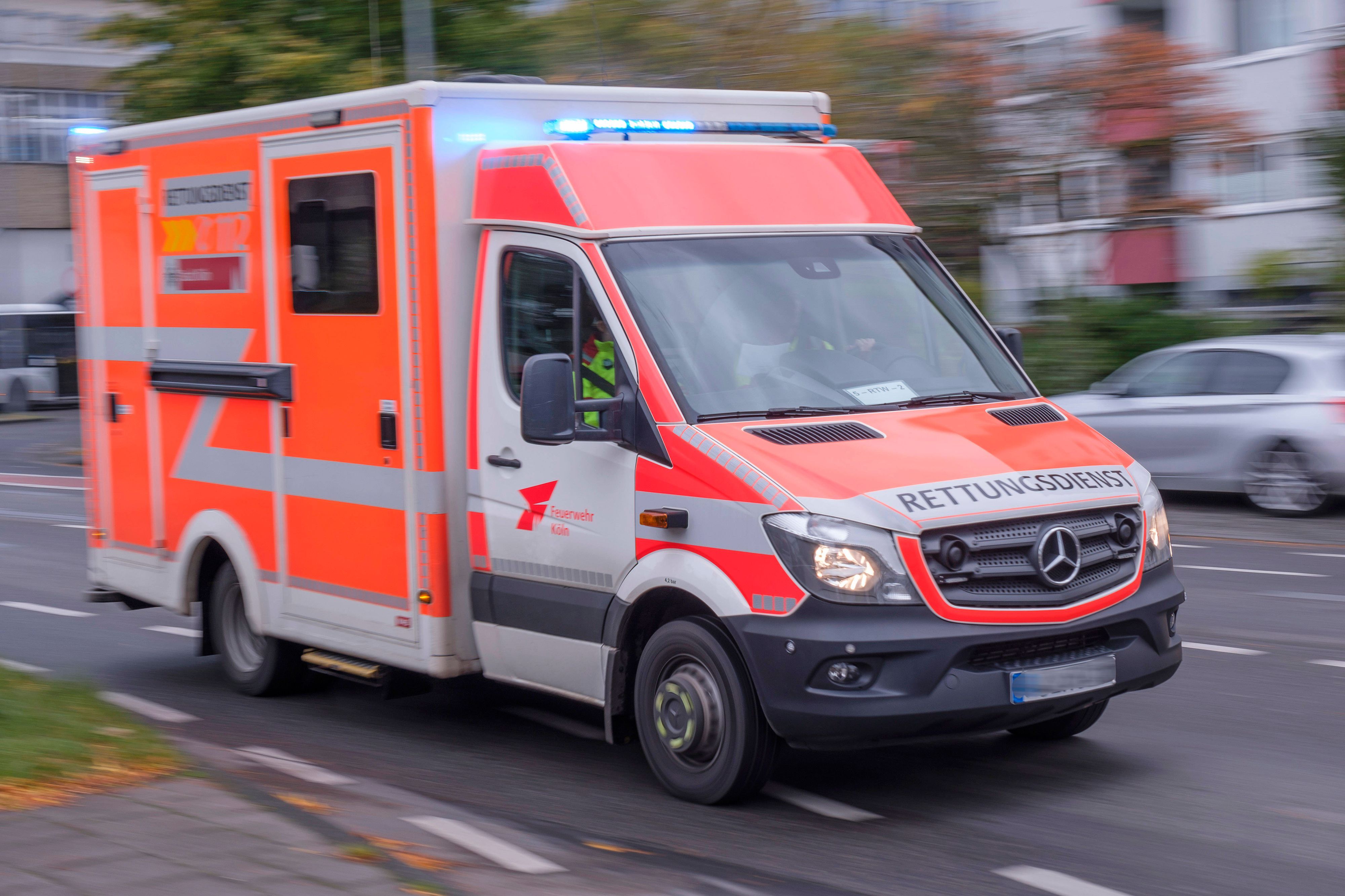 Ein Krankenwagen mit eingeschaltetem Blaulicht auf dem Weg zu einem Einsatz (Symbolfoto).