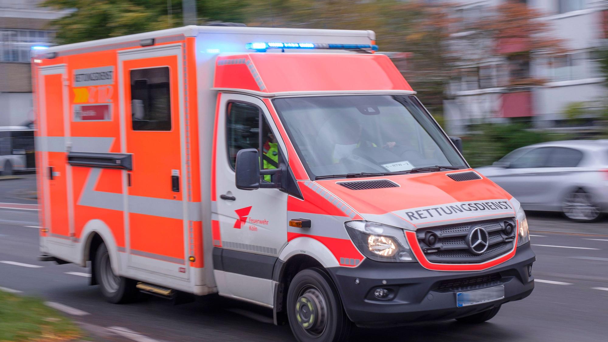 Ein Krankenwagen mit eingeschaltetem Blaulicht auf dem Weg zu einem Einsatz (Symbolfoto).