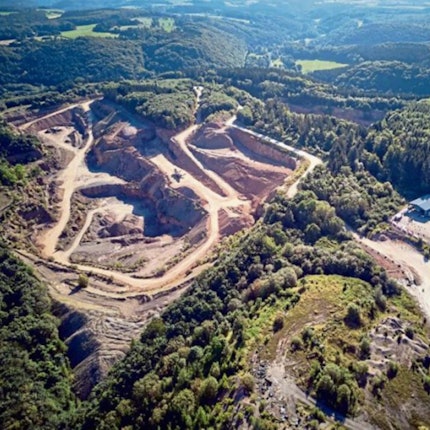 Luftaufnahme des Steinbruchs Rinnen mit dem Wald drumherum.