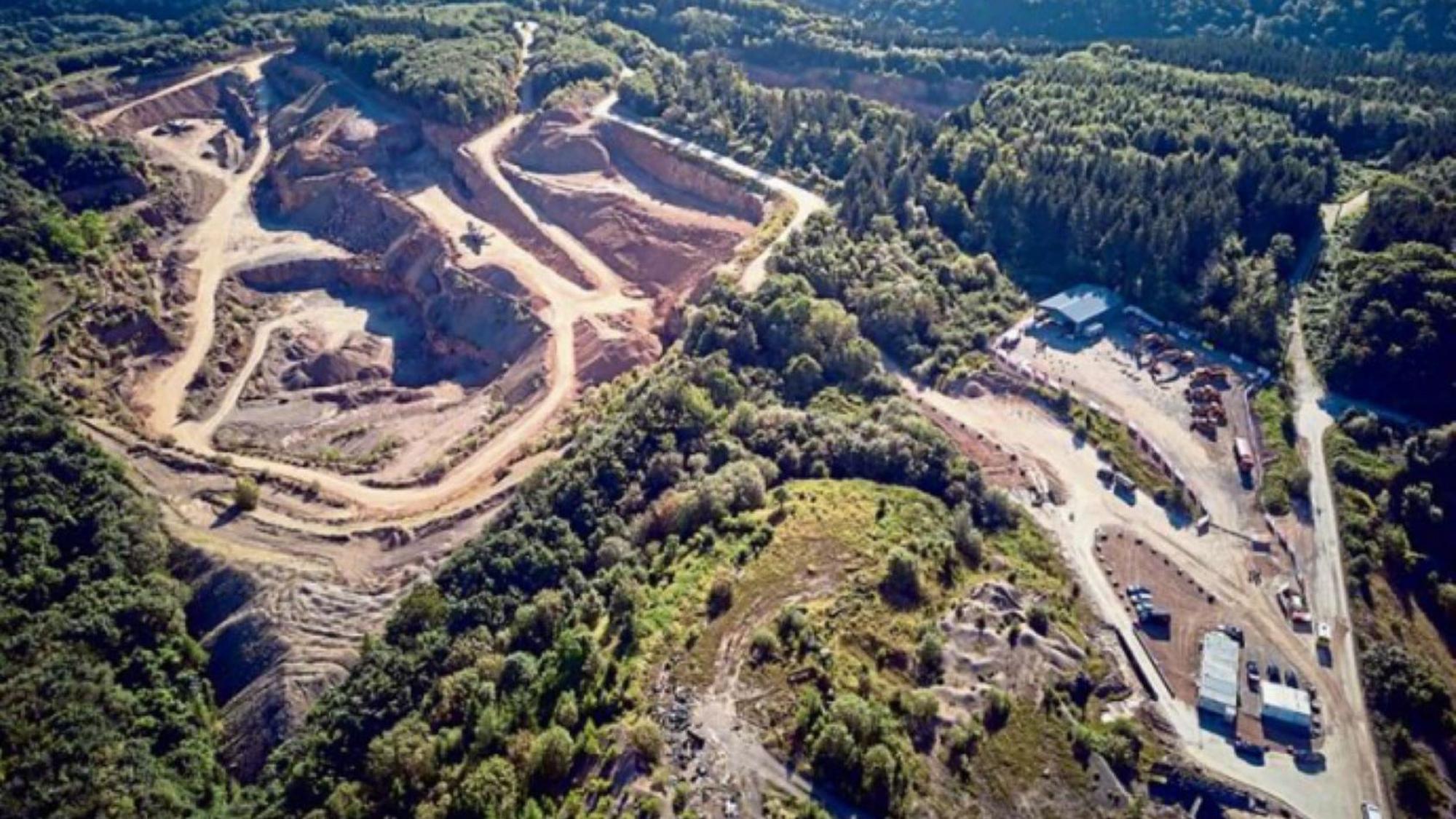 Luftaufnahme des Steinbruchs Rinnen mit dem Wald drumherum.