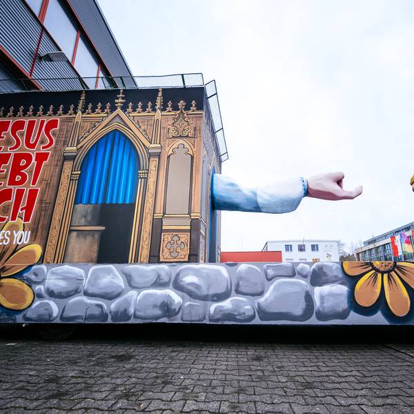 Der Persiflagewagen zum Thema Missbrauch in der Kirche steht beim Richtfest des Kölner Rosenmontagszuges in der Wagenhalle.