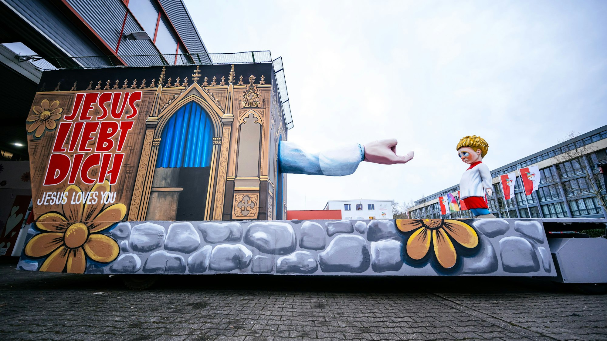 Der Persiflagewagen zum Thema Missbrauch in der Kirche für den Rosenmontagszug spaltet.