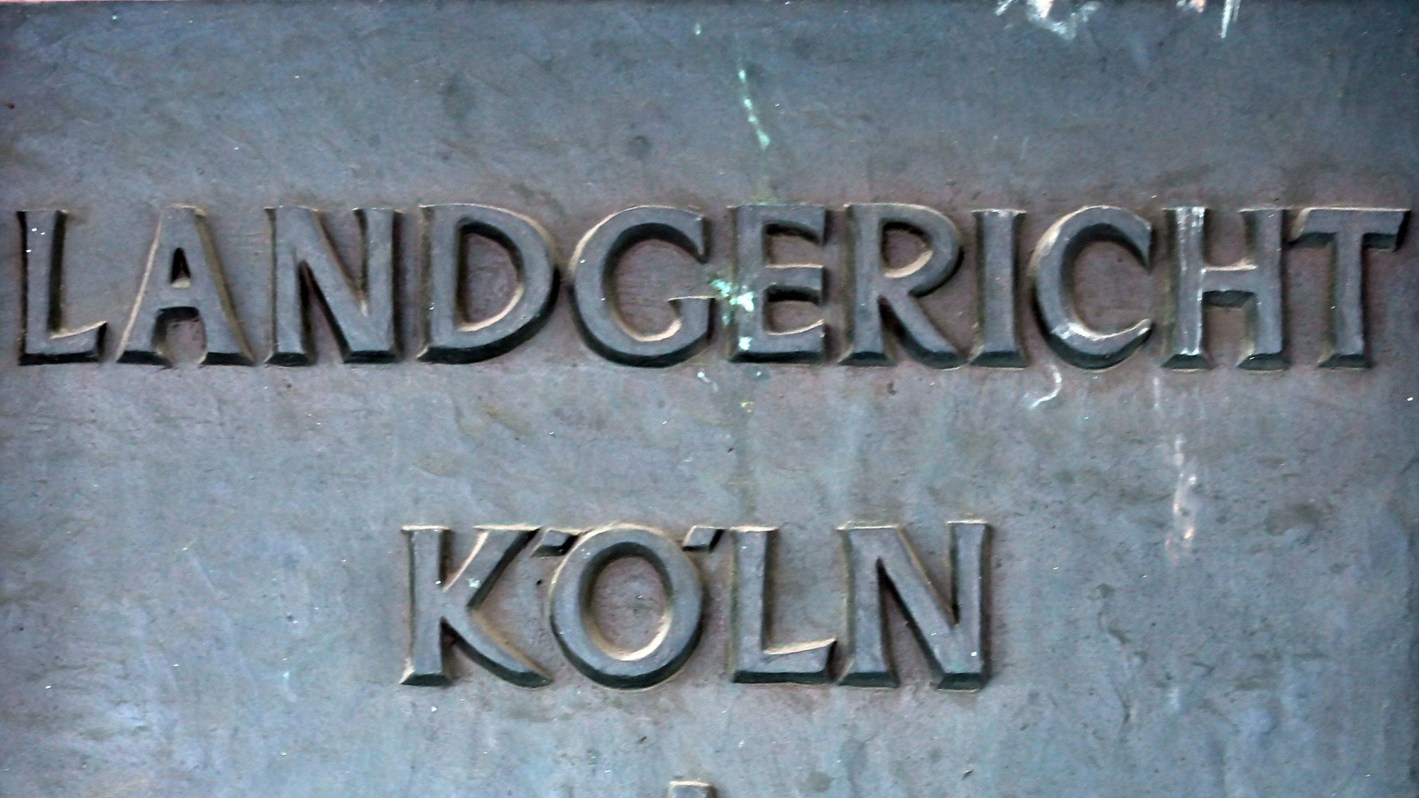 Ein Schild weist auf das Landgericht in Köln hin.